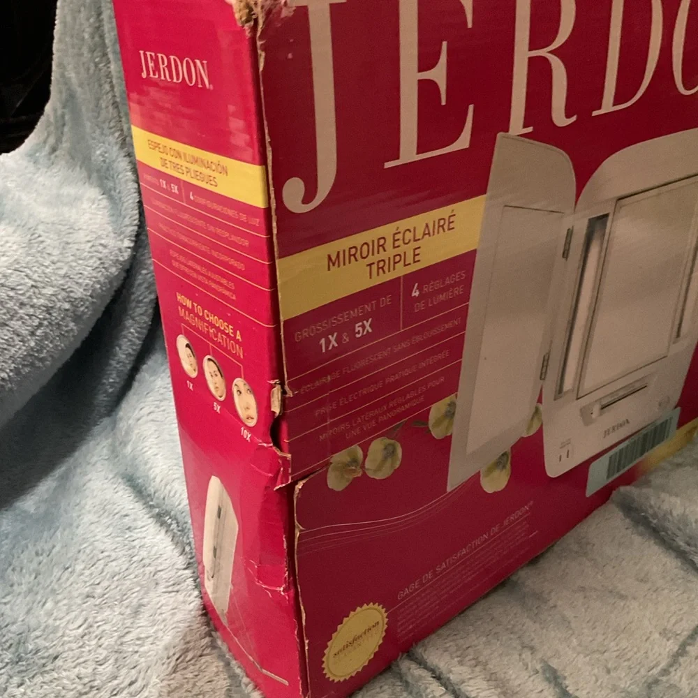 JERDON Tri-Fold Two-Sided Makeup Mirror with Lights - Vanity Mirror with 5X-1X M